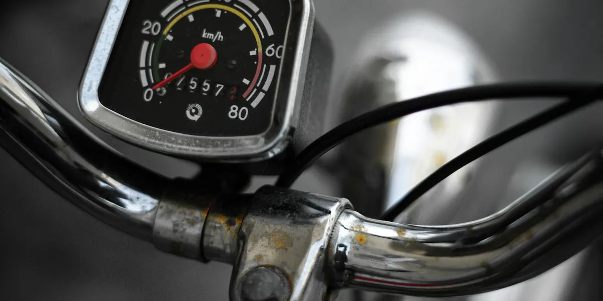 Cykeldator monterad på styret visar karta över cykelled