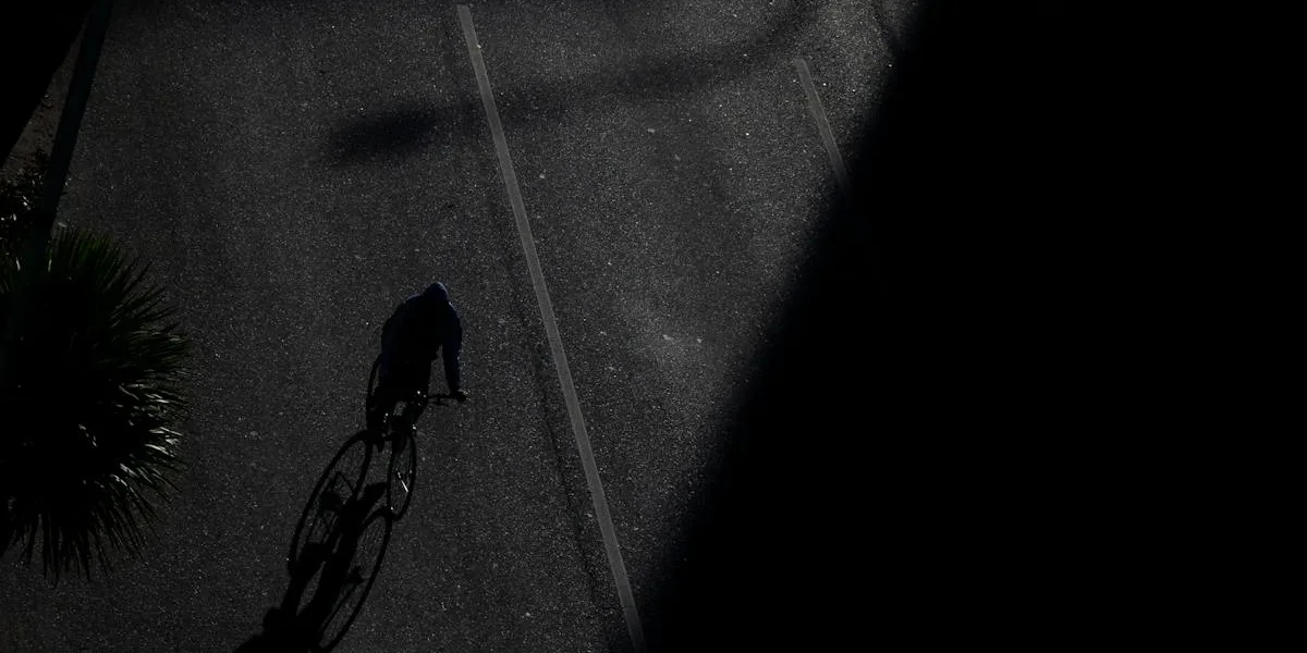 Cyklist på mörk gata med cykelbelysning