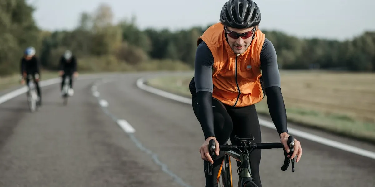 Närbild på cyklist i cykelkläder på väg