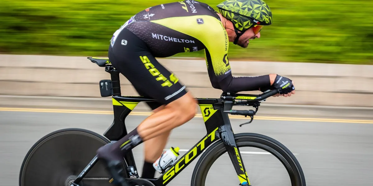 Cyklist i tävling med hög intensitet på landsväg