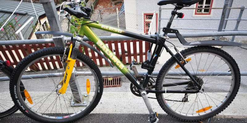 Mountainbike låst med bygellås vid cykelställ