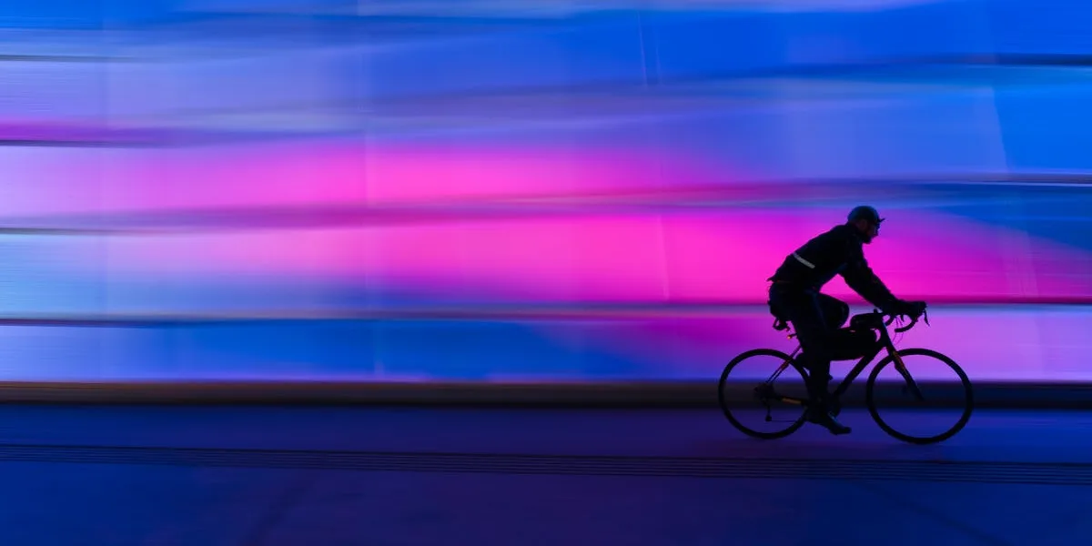 Siluett av cykelpendlare i stadslandskap