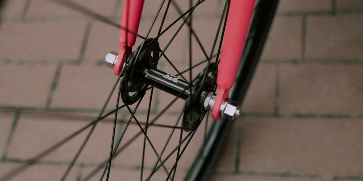 Närbild på cykelhjul och ekrar