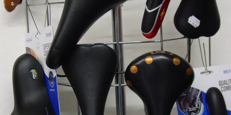 Cykelsadlar i olika modeller och storlekar i butik