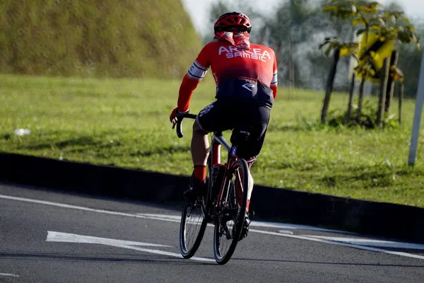 Cyklist bakifrån med cykeldator på styret