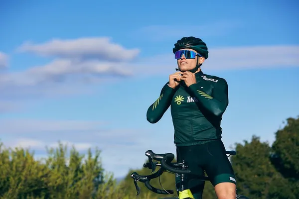 Cyklist i cykeltröja och sportswear