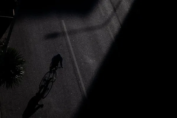 Cyklist med belysning cyklar i mörker