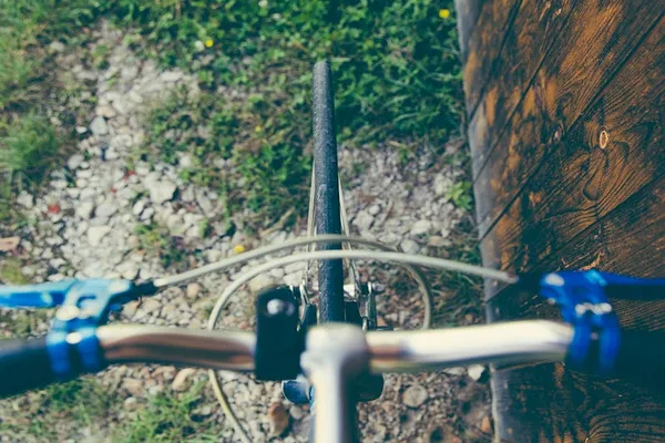 Cykelkomponenter och verktyg i närbild