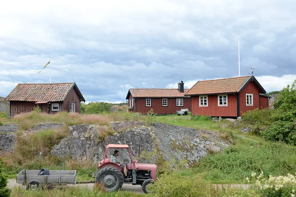Harstena i Gryts skärgård med klippor, stugor och klarblått vatten längs Smålandskusten