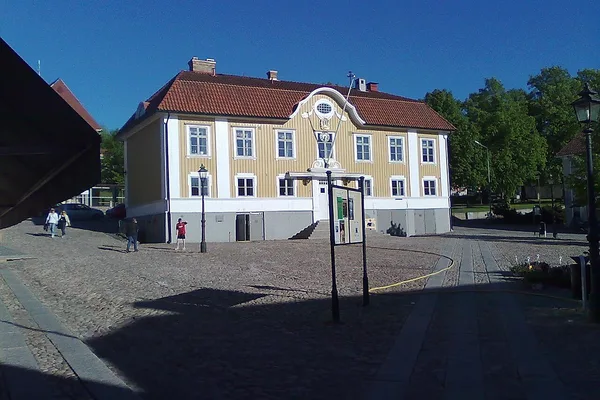 Ulricehamns rådhus, en gul träbyggnad vid stadens centrala torg en solig sommardag