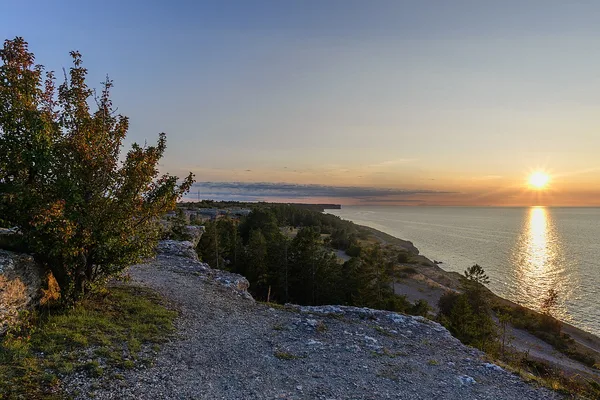 Solnedgång över Östersjön från kalkstensklippa på Gotland