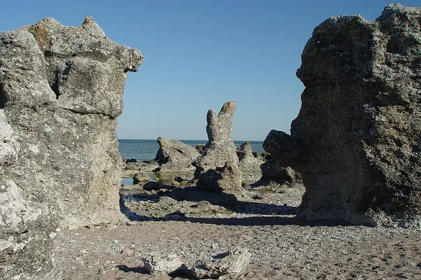 Raukar vid Folhammar på Gotlands kust med Östersjön i bakgrunden