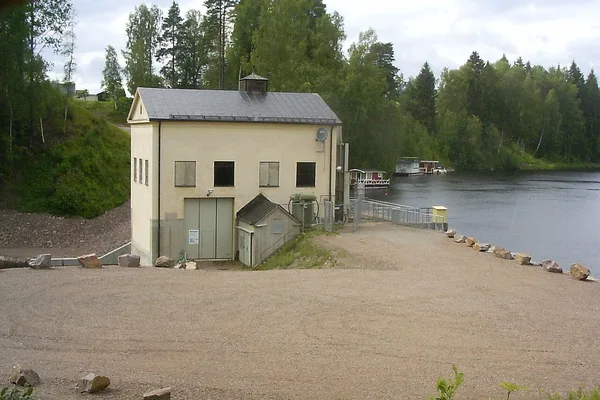 Vattenkraftverk vid Klarälven med skog i bakgrunden