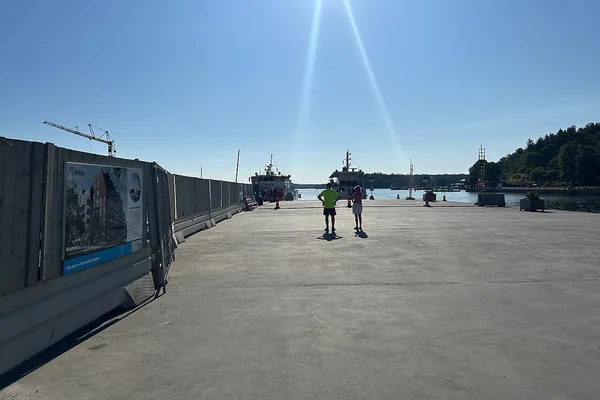 Norrtälje hamn med båtar och skärgårdstrafik vid kajen en solig dag i Roslagen