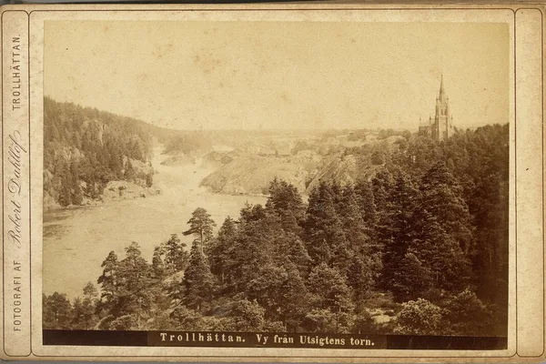 Trollhättefallen sedda från utsiktsplatsen med forsande vatten över klipporna i Göta älv